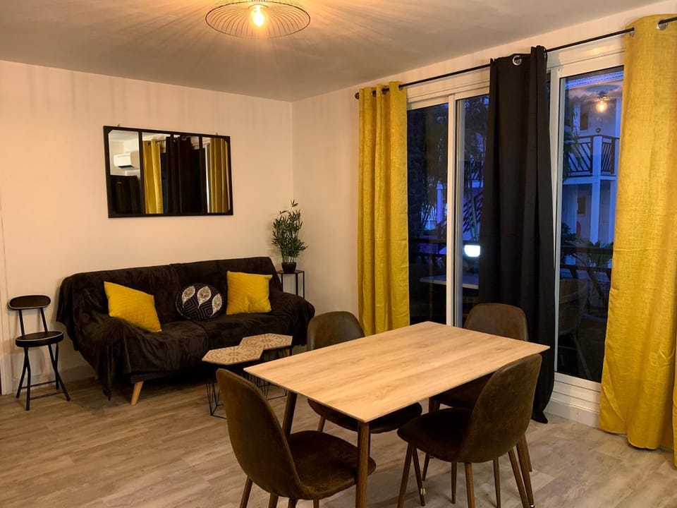 Patio, Bed, TV and multimedia, Coffee/tea facilities, Balcony/Terrace, Kitchen or kitchenette, Living room, Seating area, Dining area, Garden view, Inner courtyard view