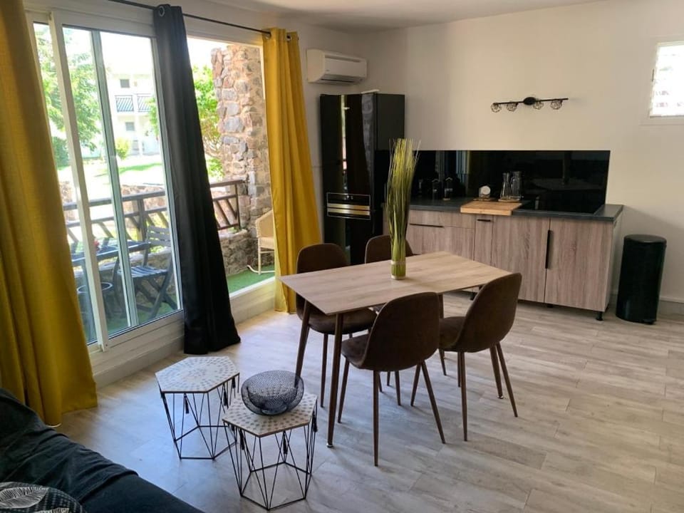 Patio, TV and multimedia, Coffee/tea facilities, Balcony/Terrace, Kitchen or kitchenette, Living room, Seating area, Dining area