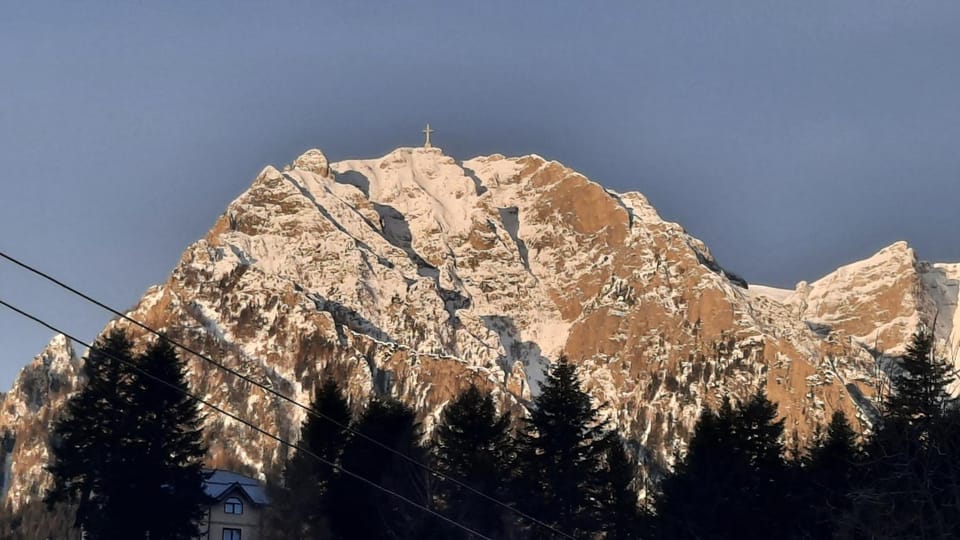 Nearby landmark, Natural landscape, Mountain view