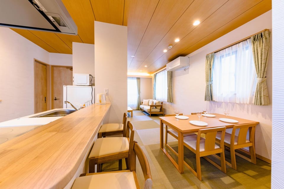 Seating area, Dining area, minibar