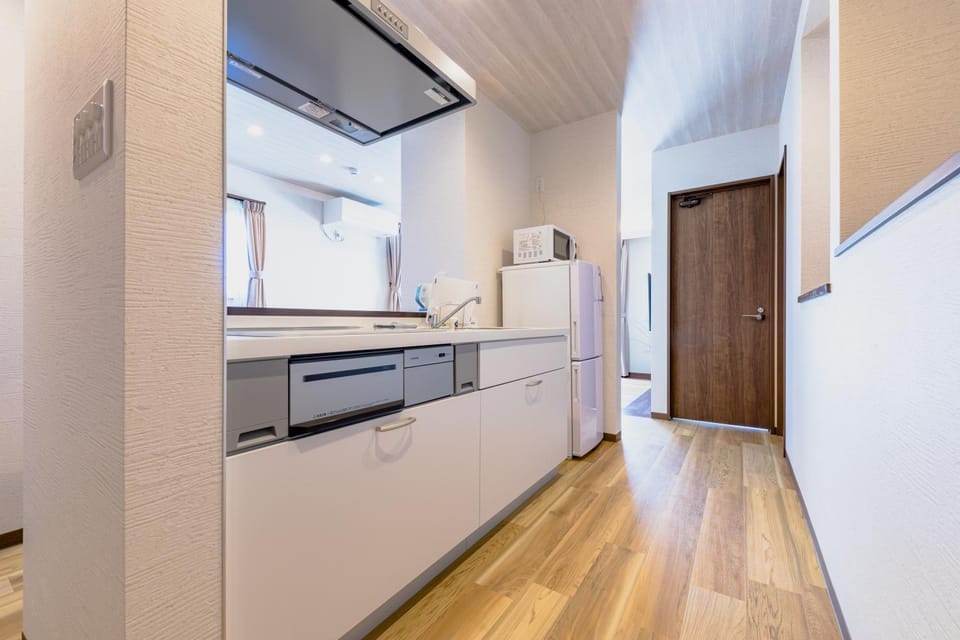 Kitchen or kitchenette, minibar