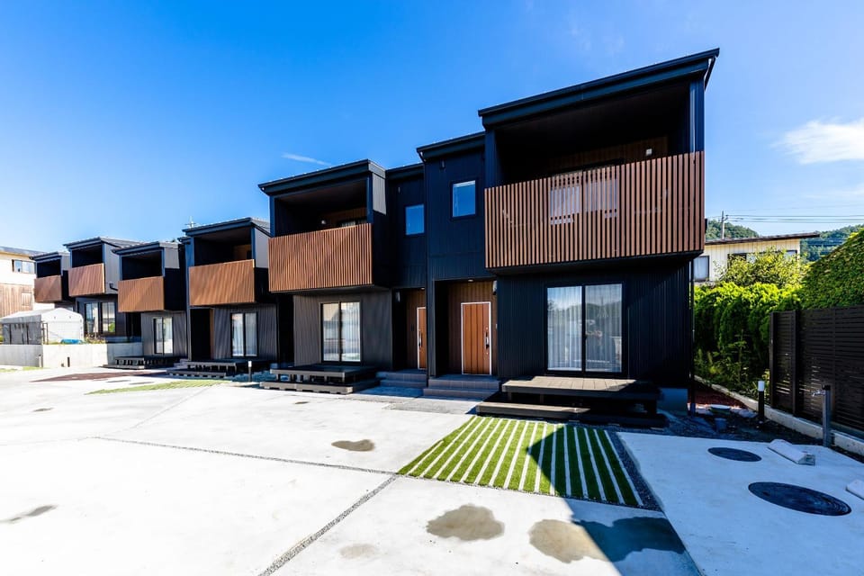 Property building, Facade/entrance, Parking