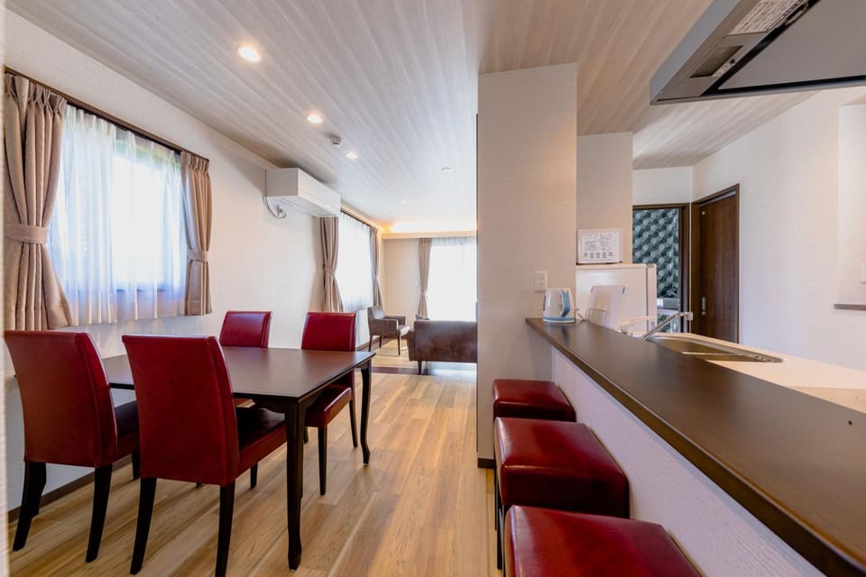 Kitchen or kitchenette, Seating area, Dining area