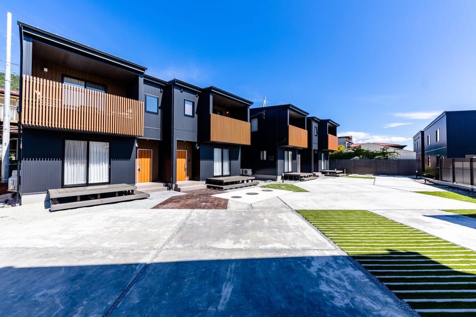 Property building, Facade/entrance, Day
