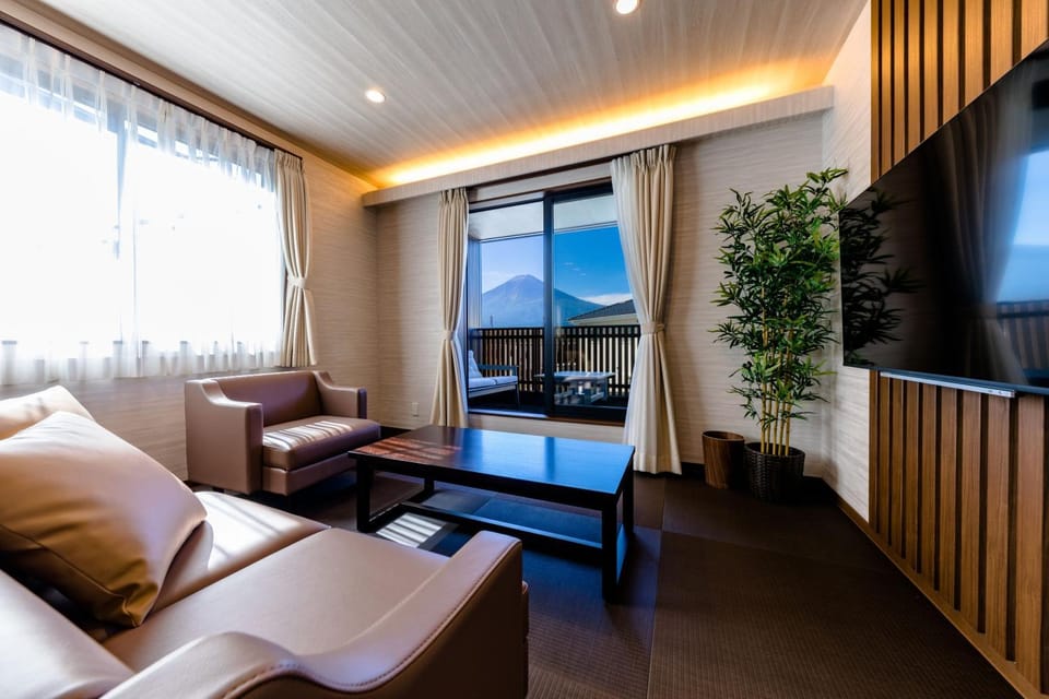 TV and multimedia, Living room, Seating area, Mountain view