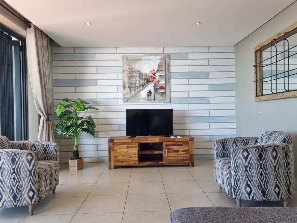 Communal lounge/ TV room, Living room, Seating area