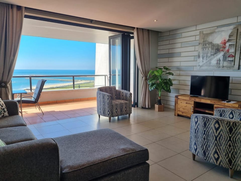 Communal lounge/ TV room, TV and multimedia, Living room, Seating area, Sea view