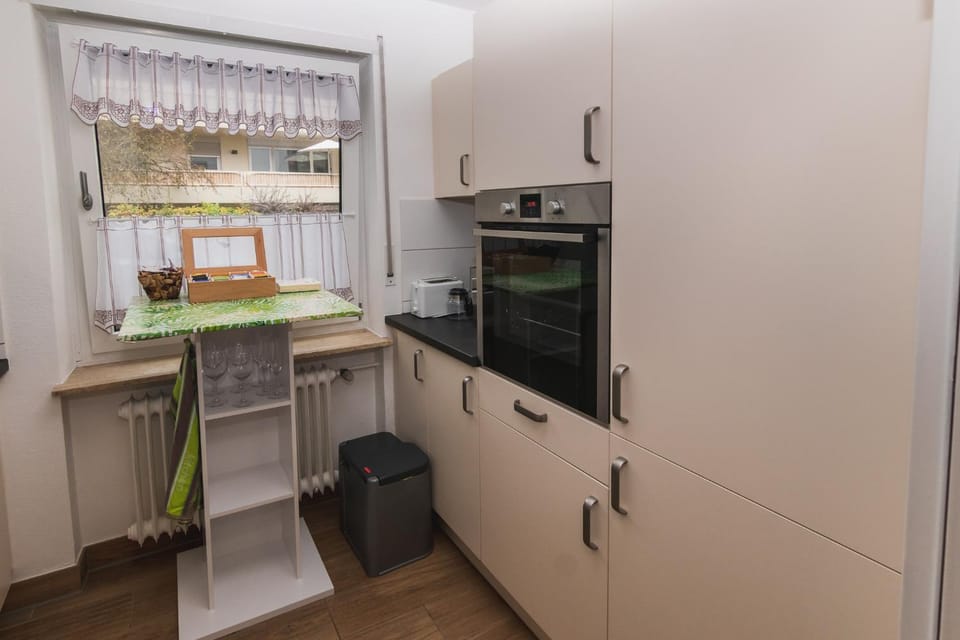 Kitchen or kitchenette, pet friendly, stove, kitchen