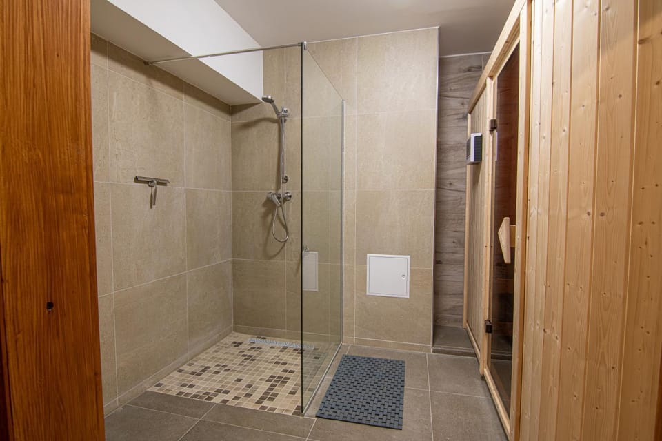 Shower, Sauna