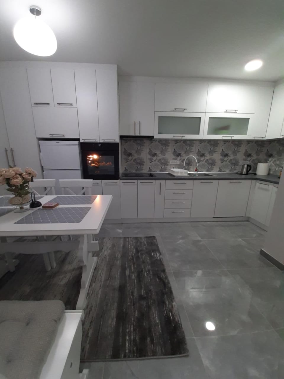 Kitchen or kitchenette, Dining area