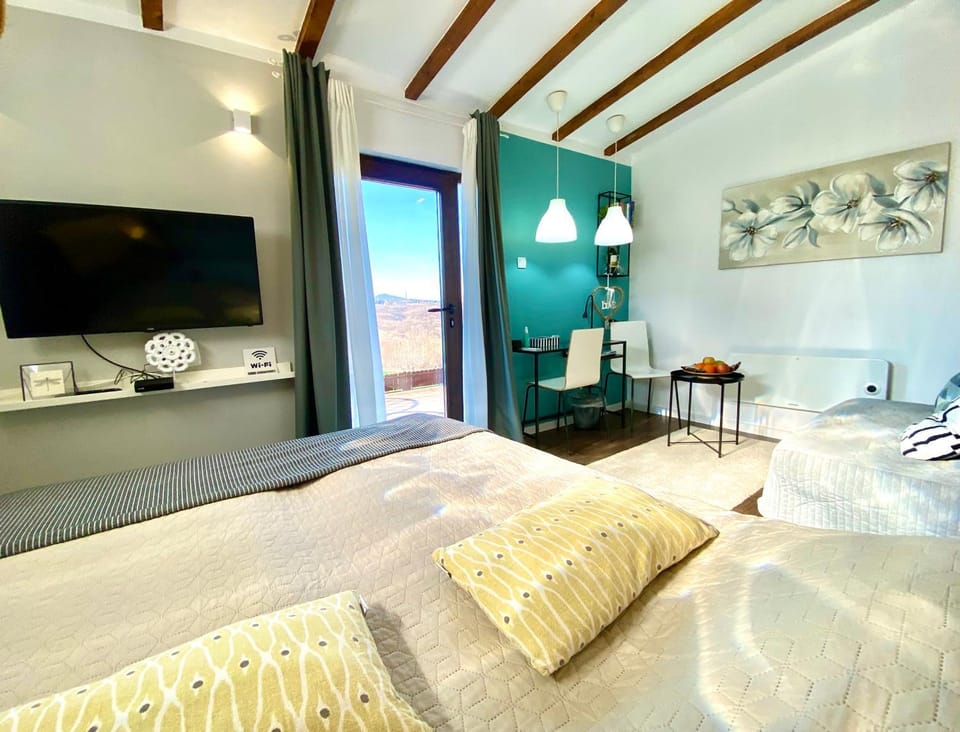 Bed, TV and multimedia, View (from property/room), Living room, Photo of the whole room, Seating area, Bedroom, Garden view, Mountain view