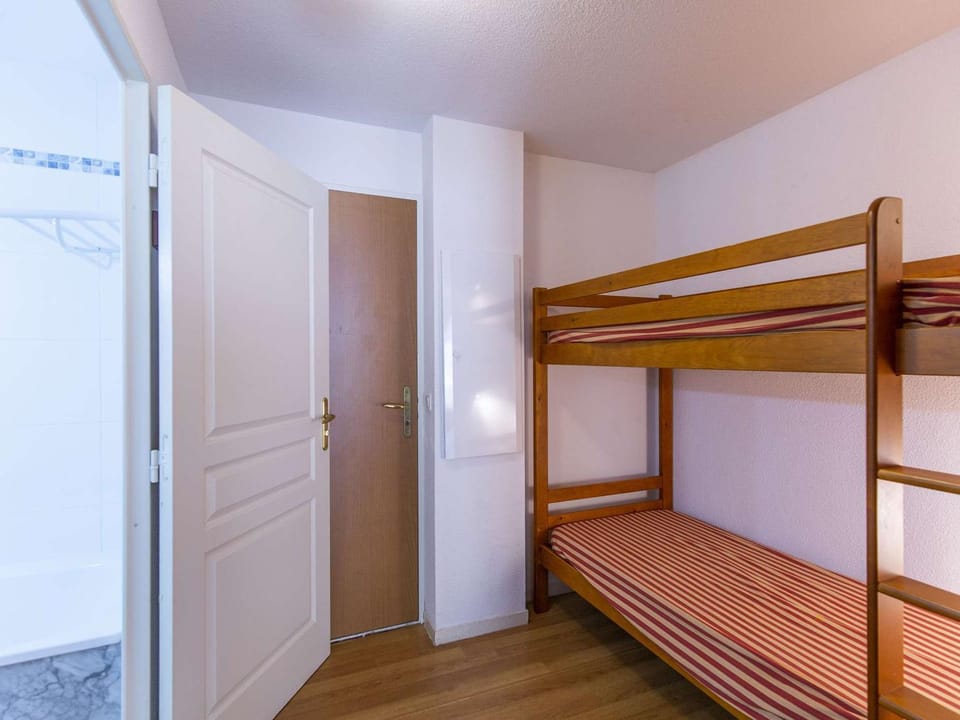 Studio cabine, piscine couverte et fitness, parking, proche pistes, calme, terrasse exposée sud - FR-1-404-302 Cabin in Aragon