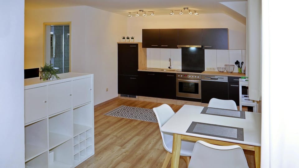 TV and multimedia, Kitchen or kitchenette, Living room, Seating area, Dining area