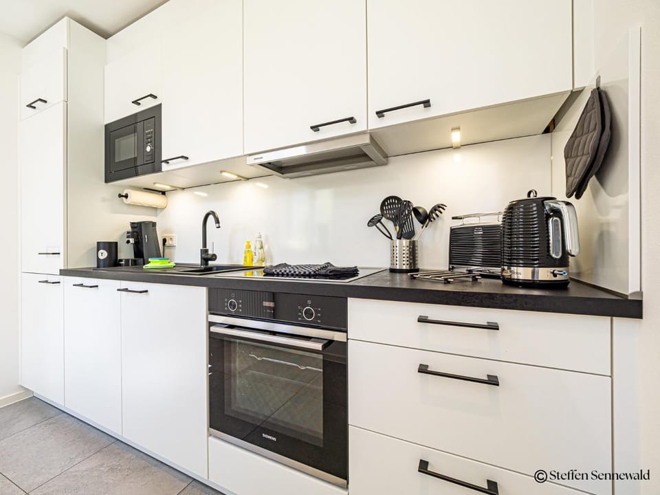 Coffee/tea facilities, Kitchen or kitchenette, stove, toaster