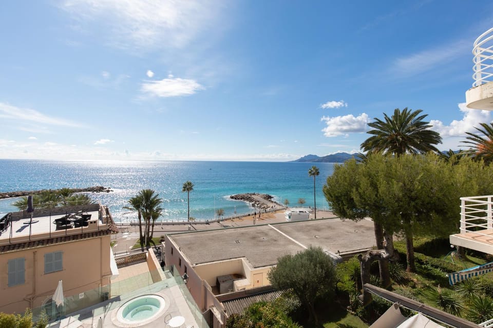 Blue Dreams YourHostHelper Apartment in Cannes
