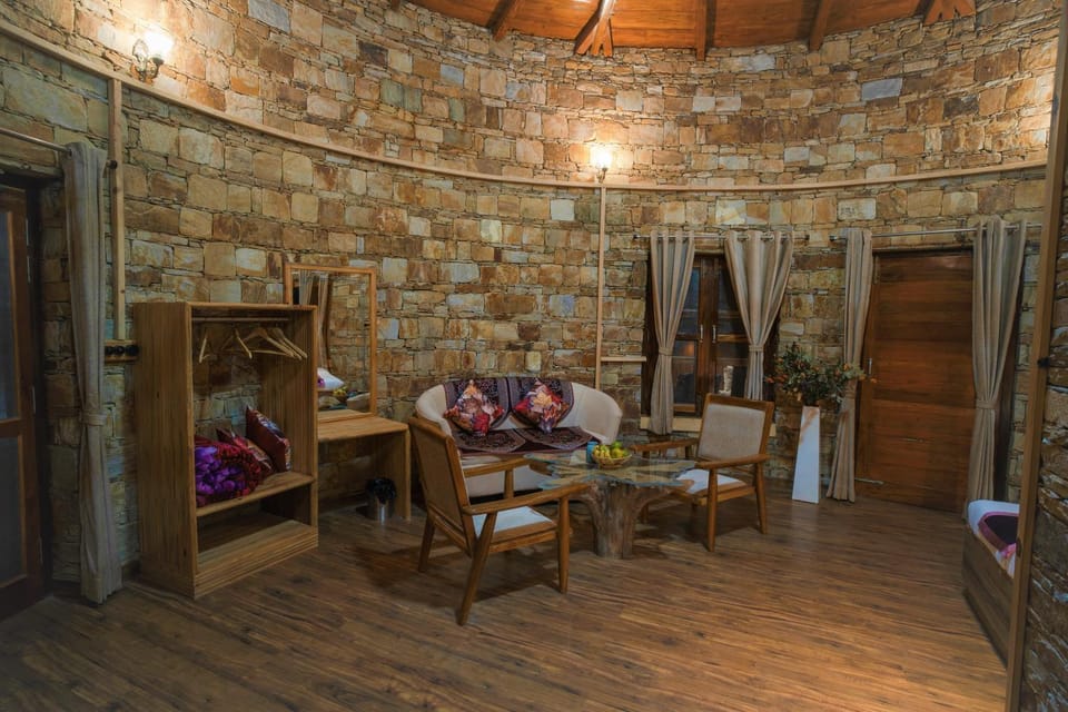 Seating area, Dining area, flat iron