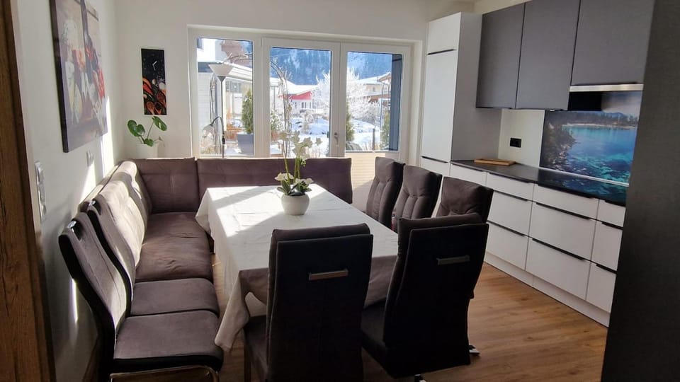 Kitchen or kitchenette, Seating area, Dining area