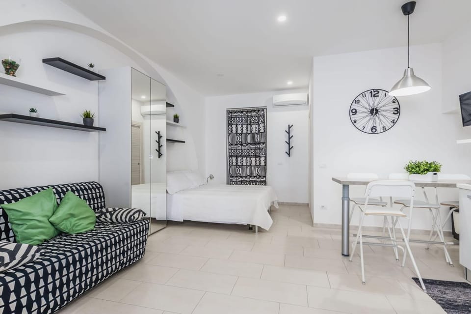 Black and White home Apartment in Catania