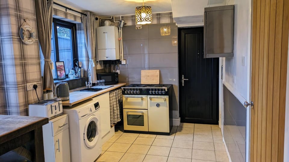 Kitchen or kitchenette, oven, toaster, washing machine