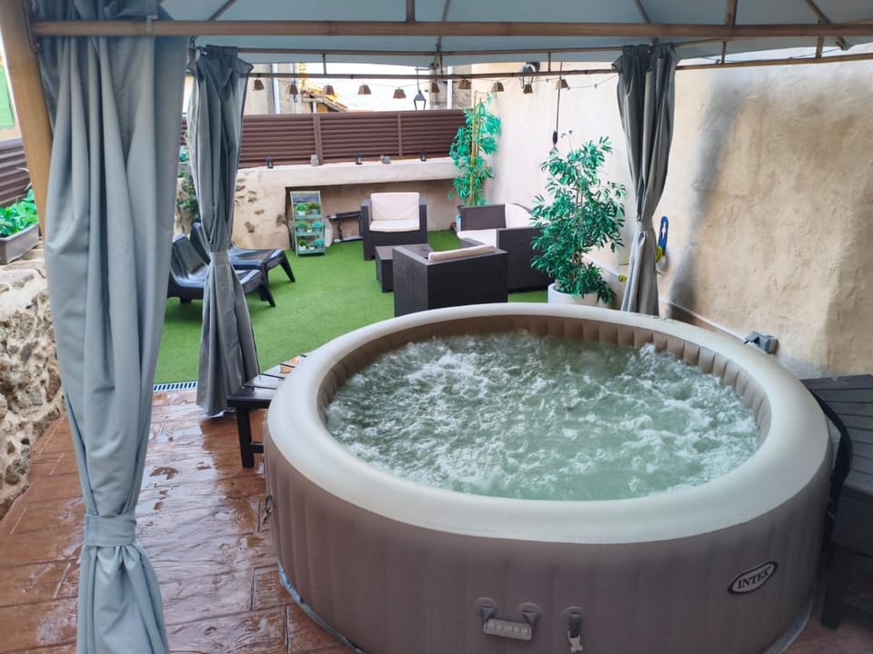 Patio, Garden, Hot Tub, Swimming pool