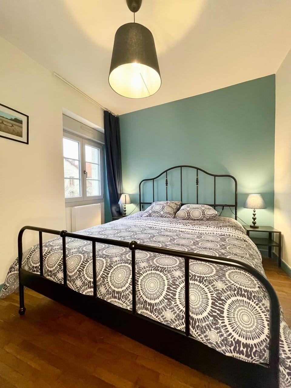 Photo of the whole room, Bedroom