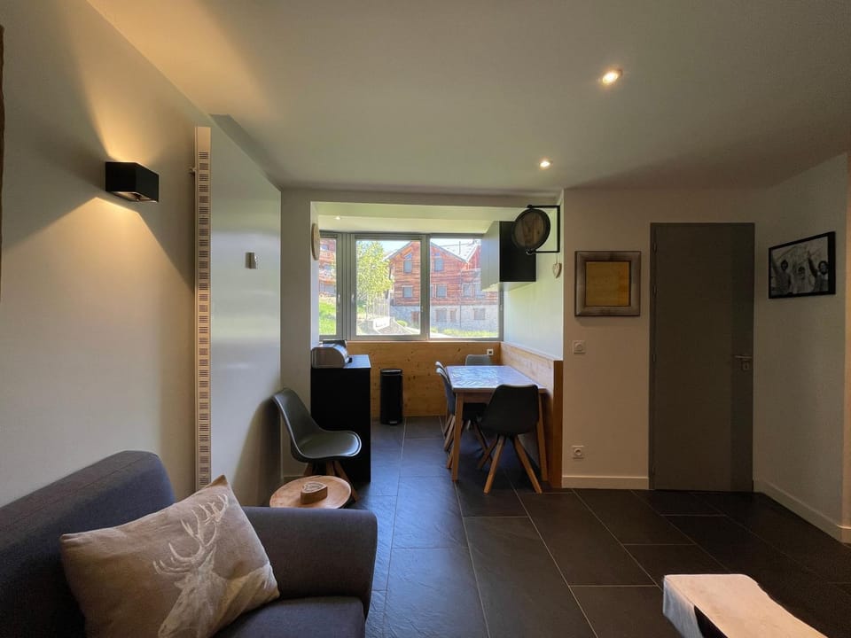 Seating area, Dining area