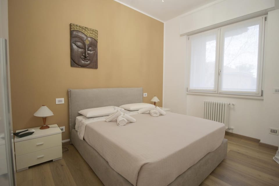 Bed, Bedroom, internet, towels