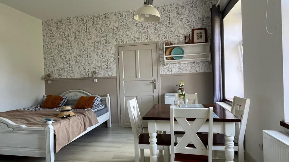 Bed, Photo of the whole room, Seating area