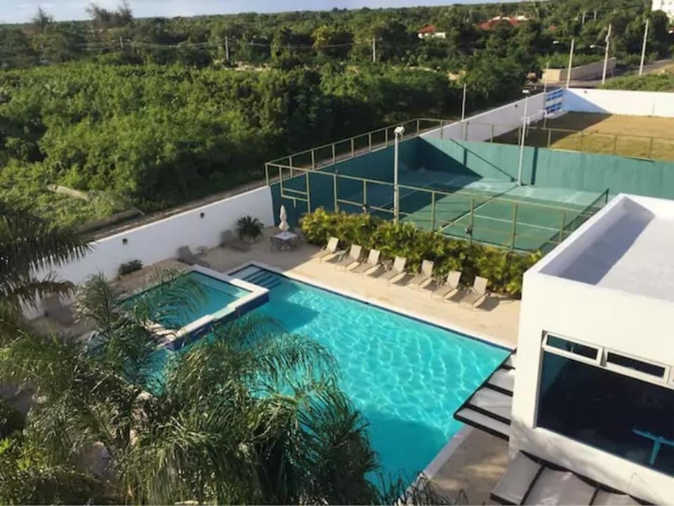 Property building, Day, Pool view, Swimming pool, sunbed