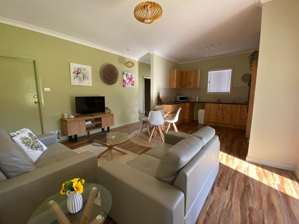 TV and multimedia, Kitchen or kitchenette, Living room, Seating area, Dining area