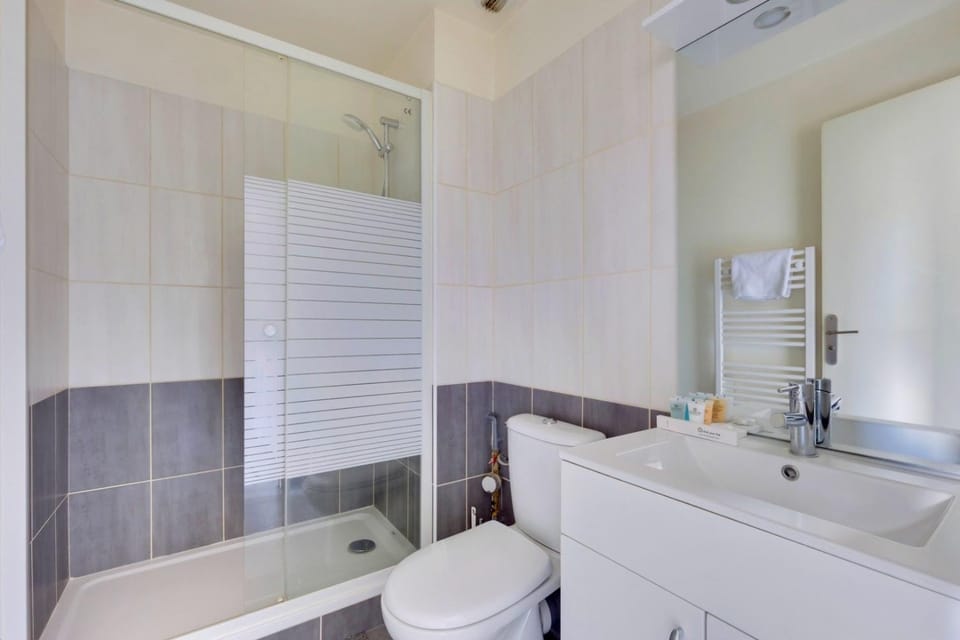 Shower, Toilet, Bathroom, towels