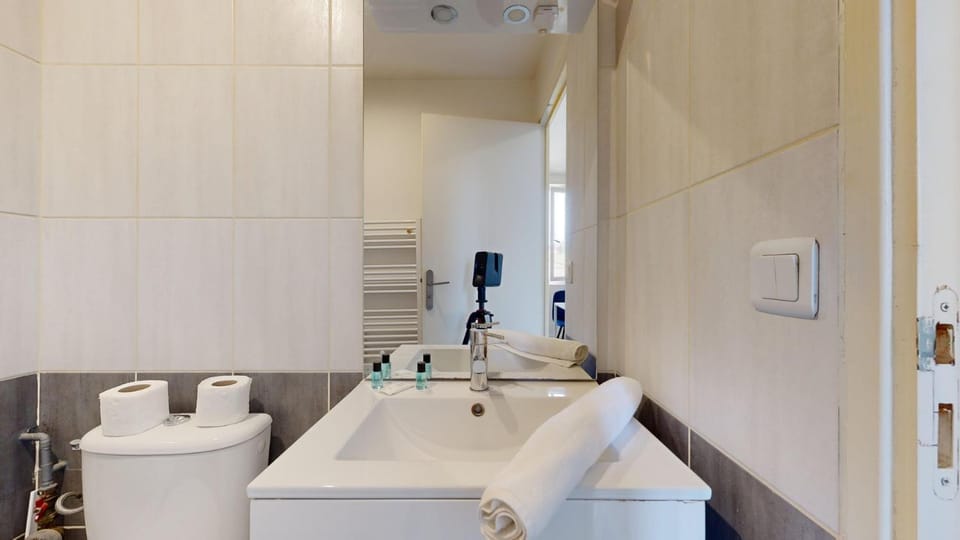 Bathroom, towels
