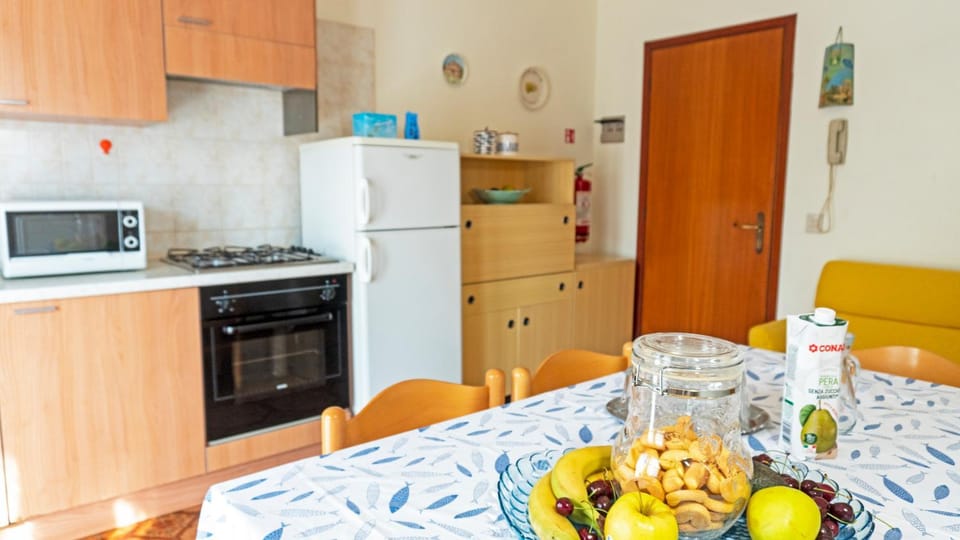 Kitchen or kitchenette, Dining area, oven, stove