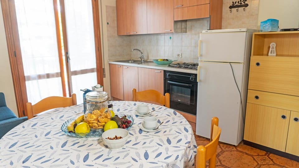 Kitchen or kitchenette, Dining area, oven, stove