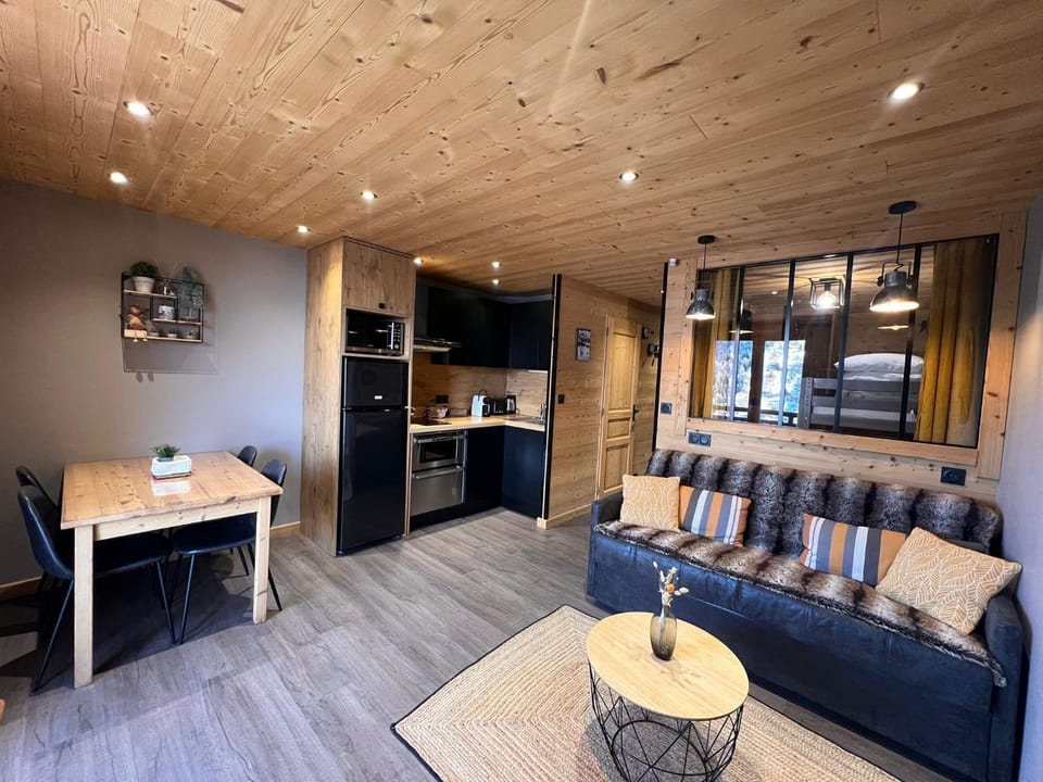 Kitchen or kitchenette, Seating area, Dining area