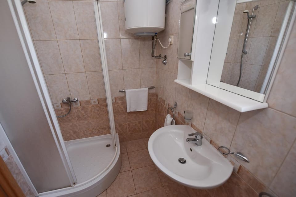 Shower, Toilet, Bathroom, towels