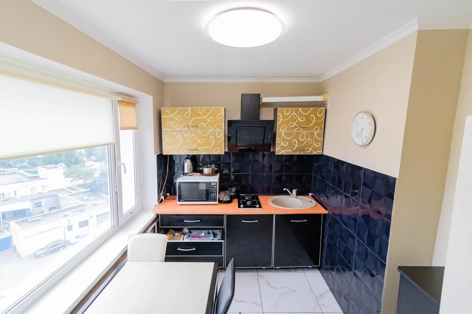 Dining area, microwave, stove, kitchen, kitchen