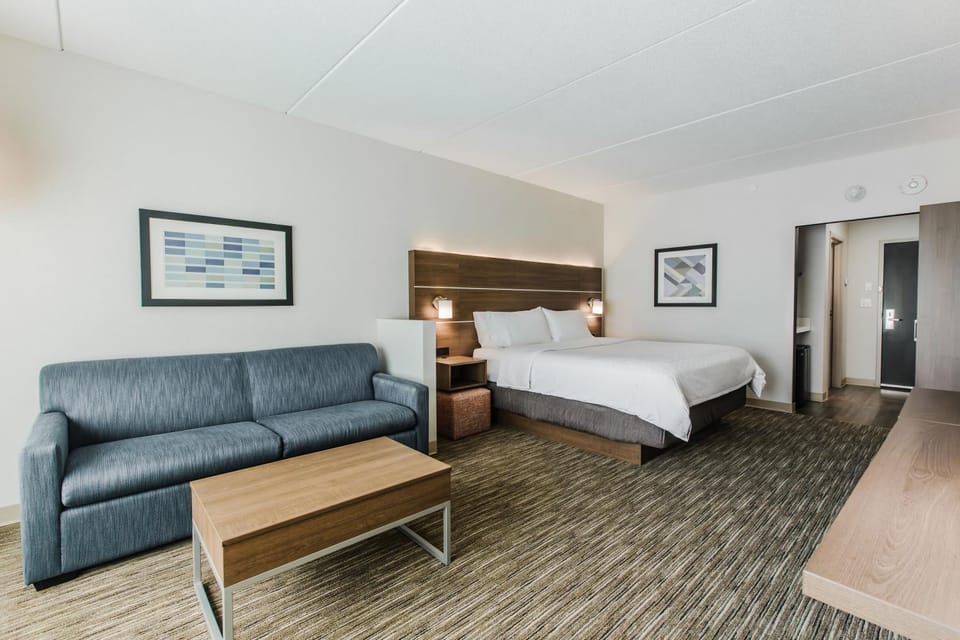 Bed, Living room, Photo of the whole room, Seating area, Bedroom