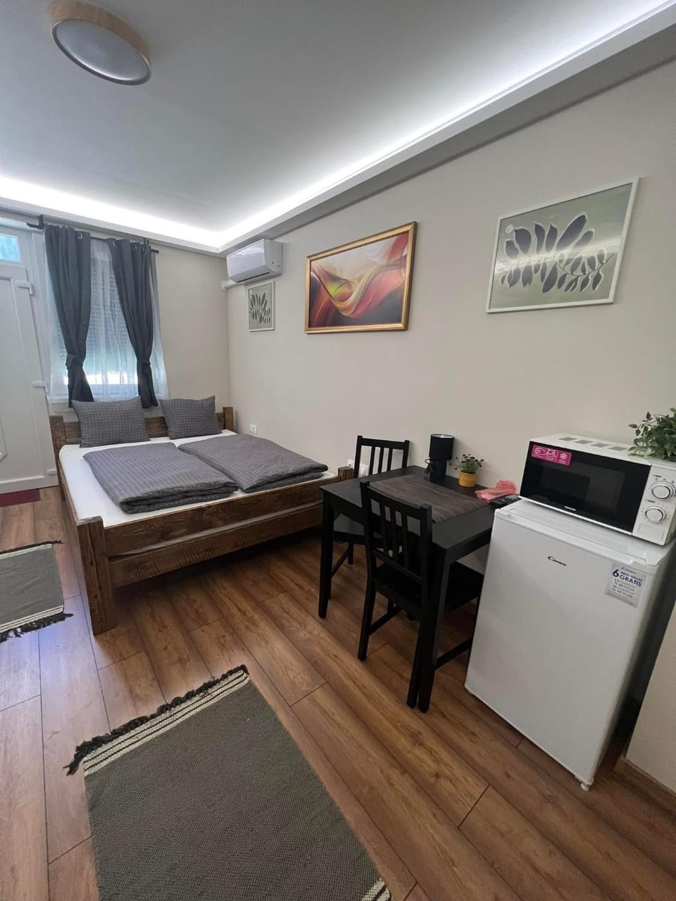 Photo of the whole room