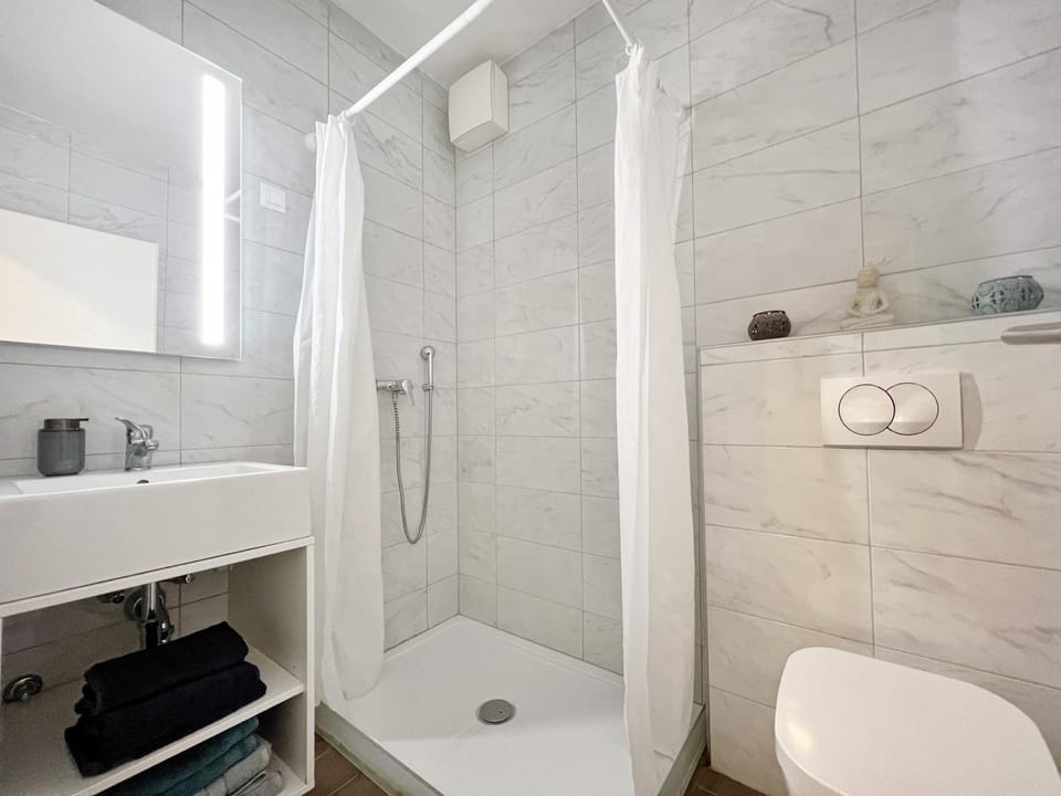 Shower, Toilet, Bathroom, towels