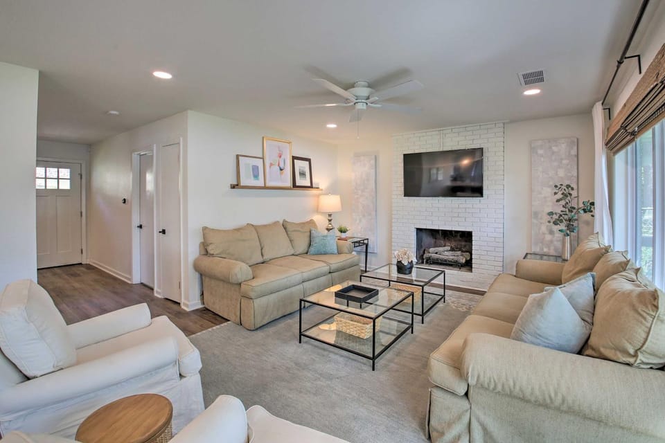Deck, Fire Pit: Waterfront Lake Hamilton Home House in Piney