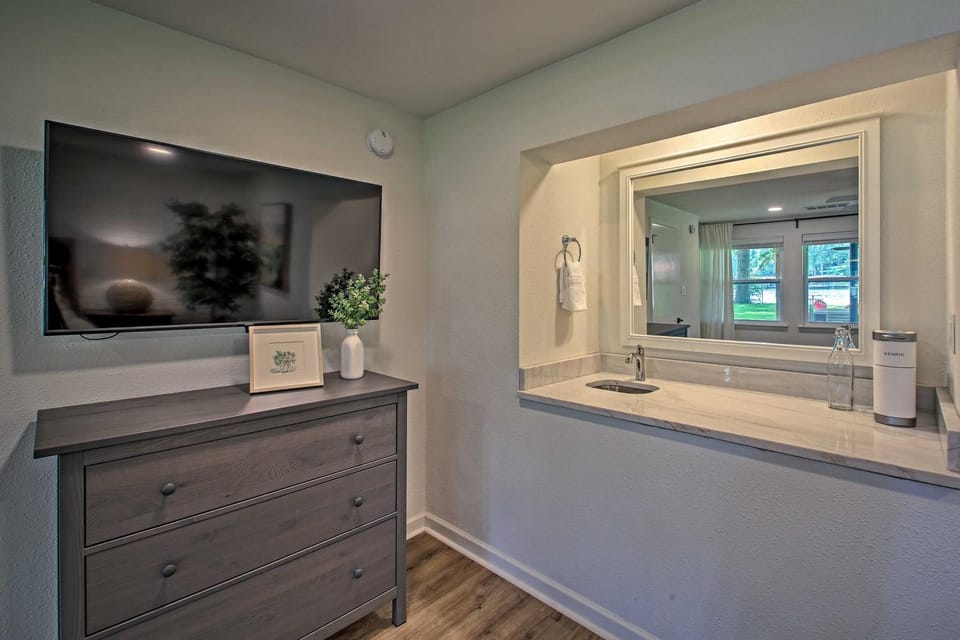 Deck, Fire Pit Waterfront Lake Hamilton Home House in Piney