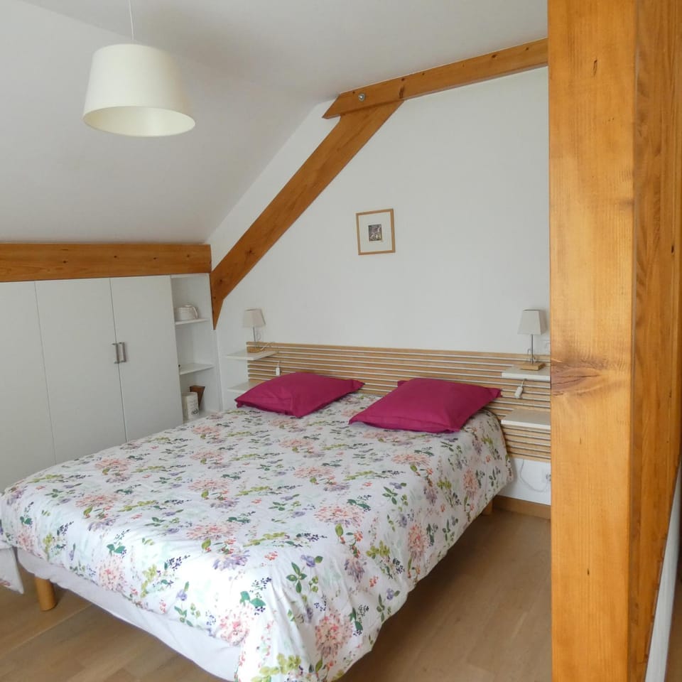Photo of the whole room, wardrobe