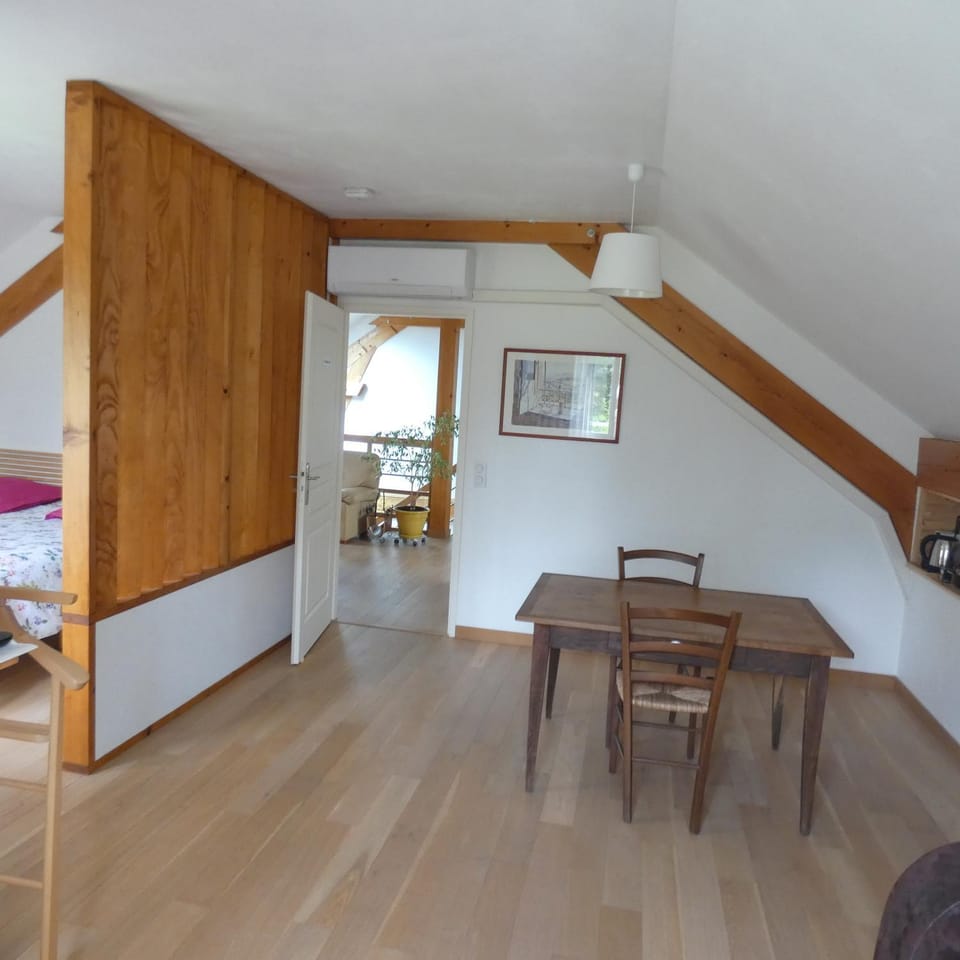 Photo of the whole room, Seating area