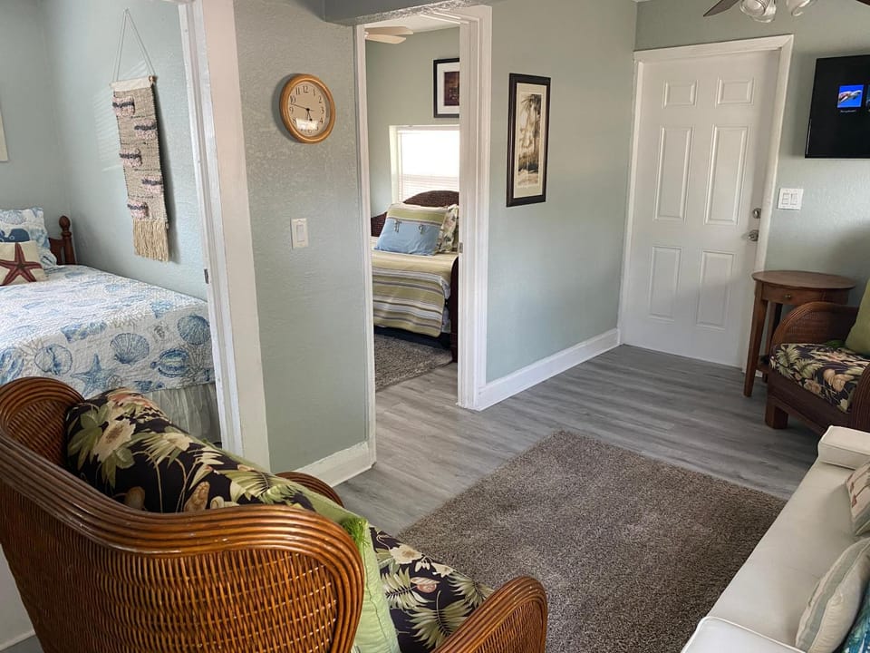 Bed, TV and multimedia, Living room, Photo of the whole room, Seating area