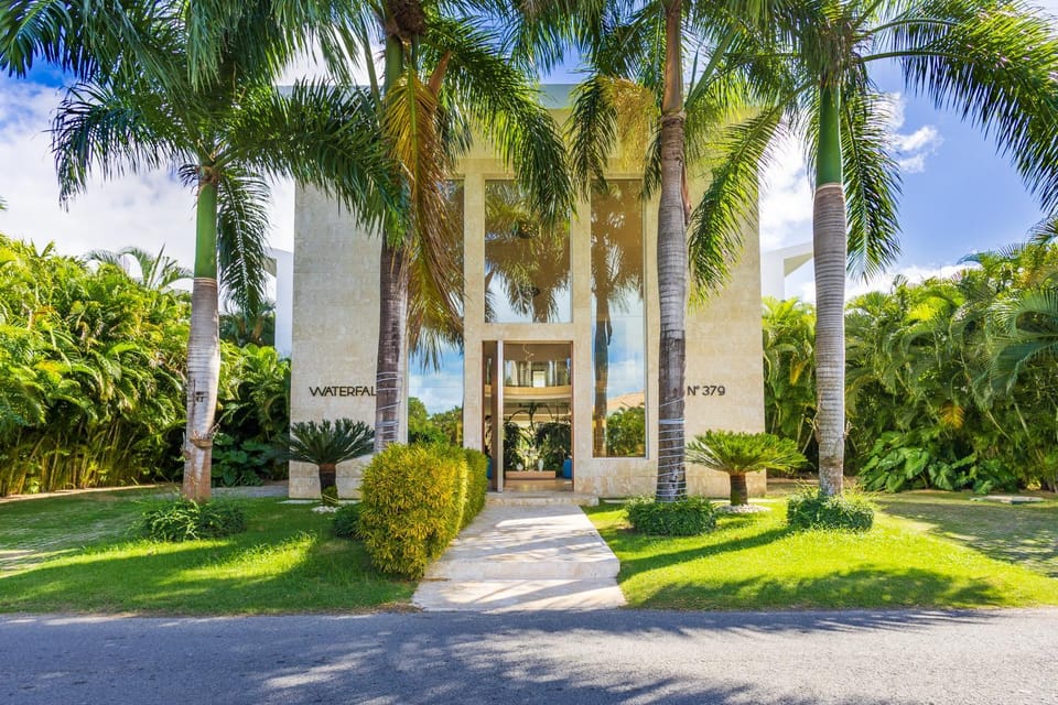 Property building, Facade/entrance, Garden