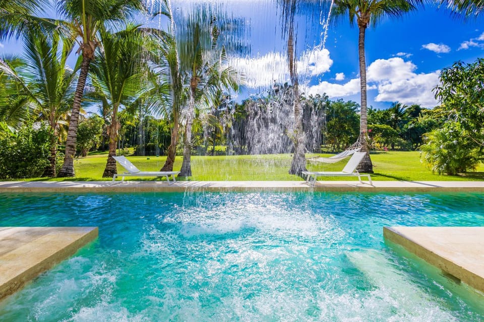 Pool view, Swimming pool, sunbed