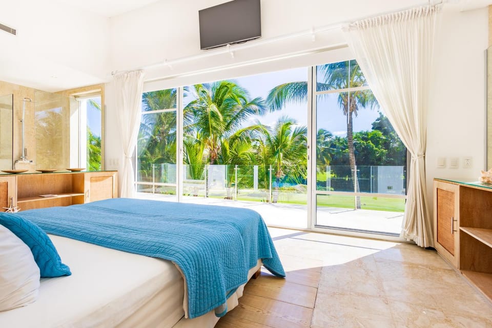 Bed, TV and multimedia, Balcony/Terrace, Bedroom, Pool view