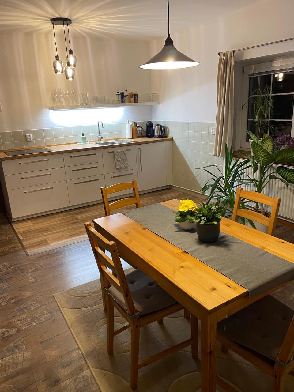 Kitchen or kitchenette, Dining area