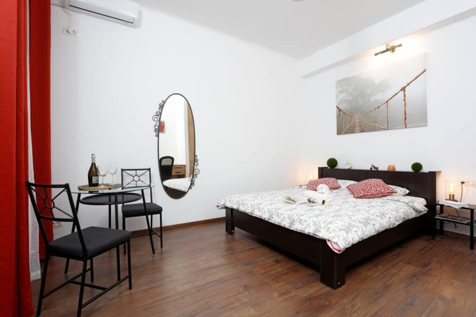 Bed, Living room, Photo of the whole room, Seating area, Bedroom, air conditioner